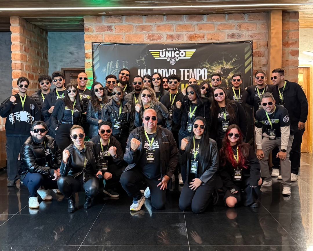 Equipe Grupo Único reunida em evento corporativo